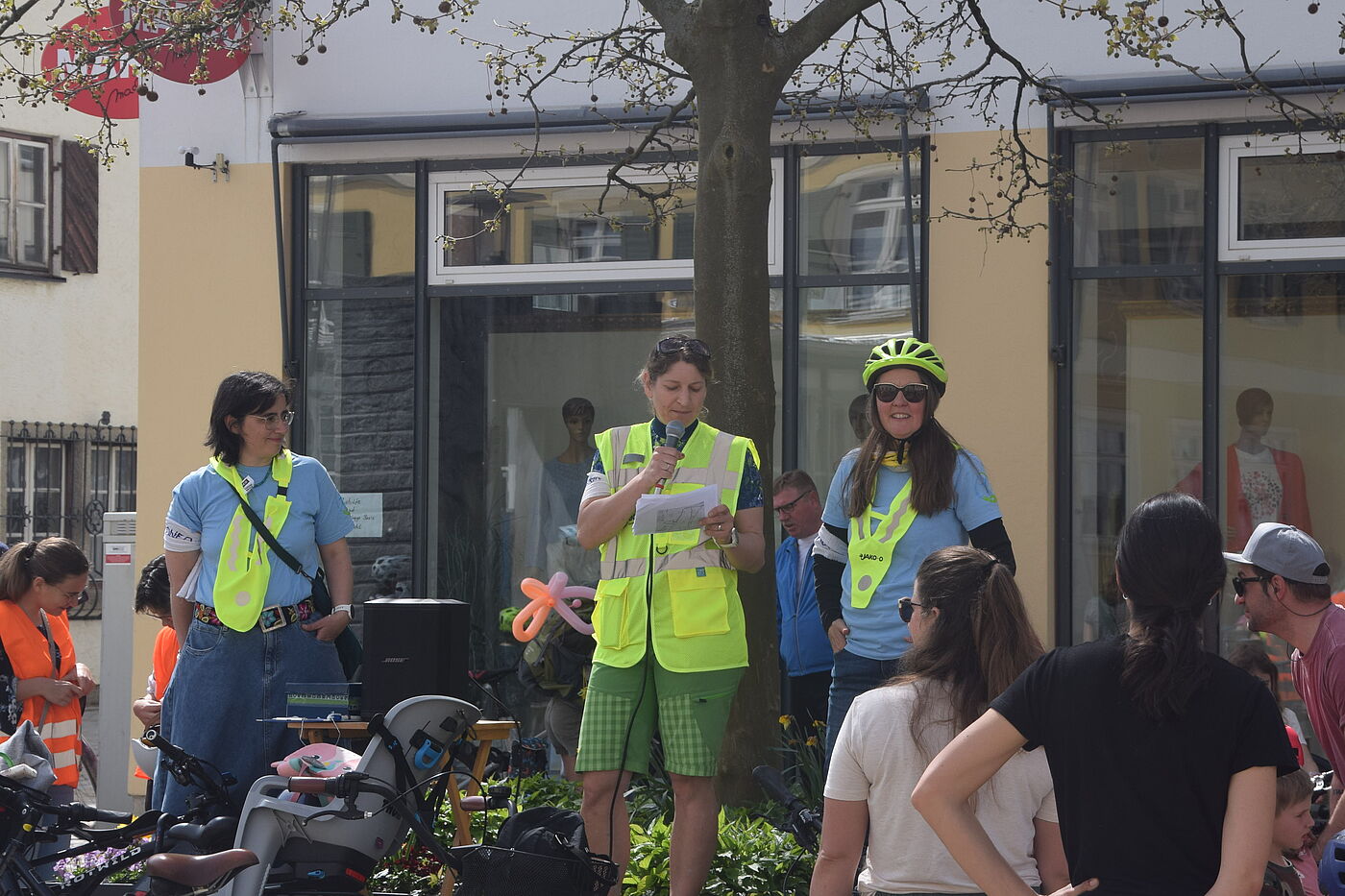 3 Rednerinnen vor Radlern