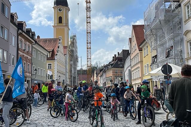 Fahrradfahrer mit Plakaten und Fahnen